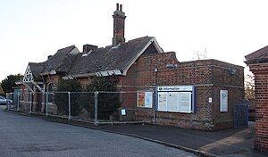 Trimley Station im Jahr 2011 - Gebäude aus dem Norden.jpg