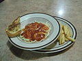 アメリカのデニーズのスパゲティ。副菜としてポテトとパンがついてくる。