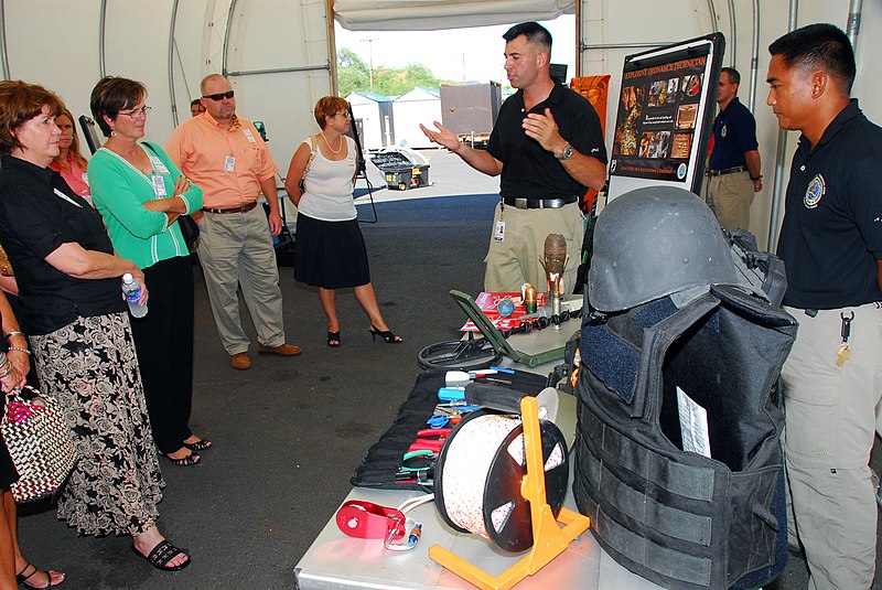 File:US Navy 070710-N-7041T-037 Explosive Ordnance Disposal Technician 1st Class Larry Polendy and U.S. Army Major Gabriel Zinni present the tools that an Explosive Ordnance Disposal technician uses to dispose of unexploded ordnance.jpg