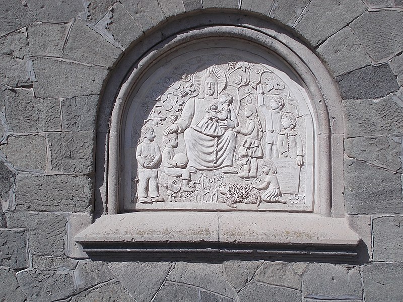 File:Vörösmarty Square, relief (1999), 2020 Fót.jpg