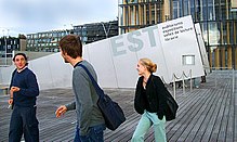 Photo d'étudiants à proximité de la BNF.