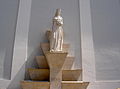 Skulptur der heiligen Hedwig von Anjou an der Seite der Dominikanerkirche