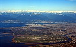Vancouver International Airport, Storstadsområdet Vancouver och North Shore Mountains från söder.