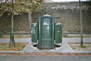 La dernière vespasienne parisienne, devant la prison de la Santé.