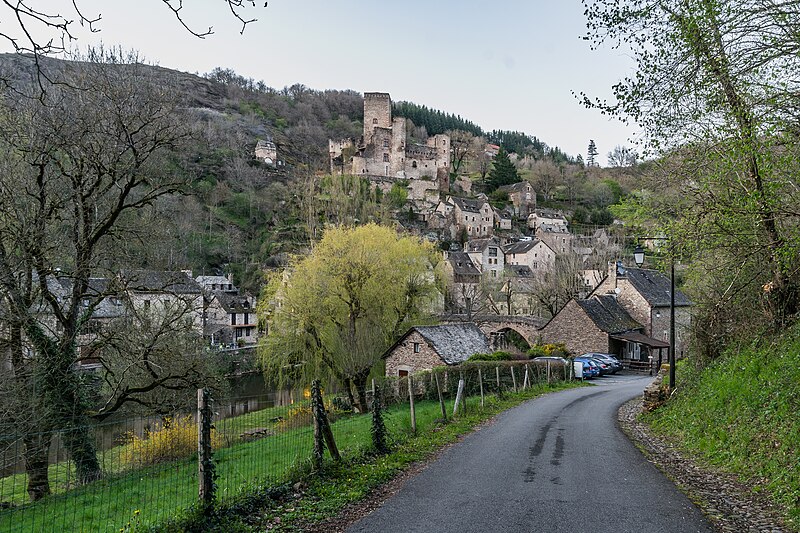 File:View of town of Belcastel 01.jpg