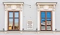 English: Windows and memorial plaque Deutsch: Fenster und Gedenktafel