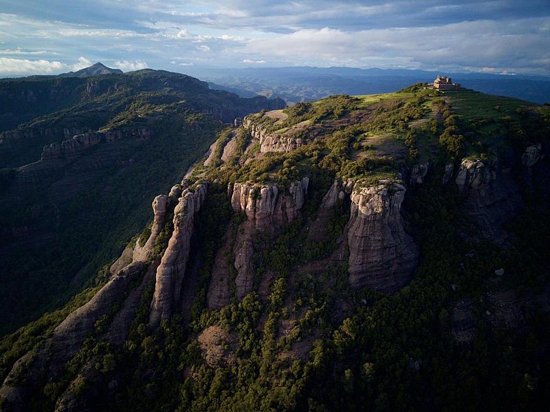 File:Vista aèria de Sant Llorenç del Munt.jpg