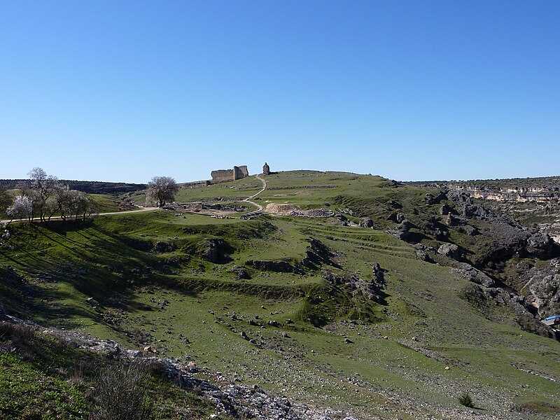 File:Vista de las ruinas de la ciudad romana de Valeria.jpg