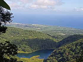 Le morne Marie-Galandais est à droite du Grand Étang.