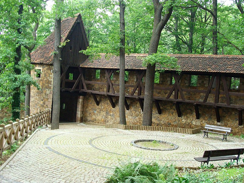 File:Wałbrzych, zamek o.JPG