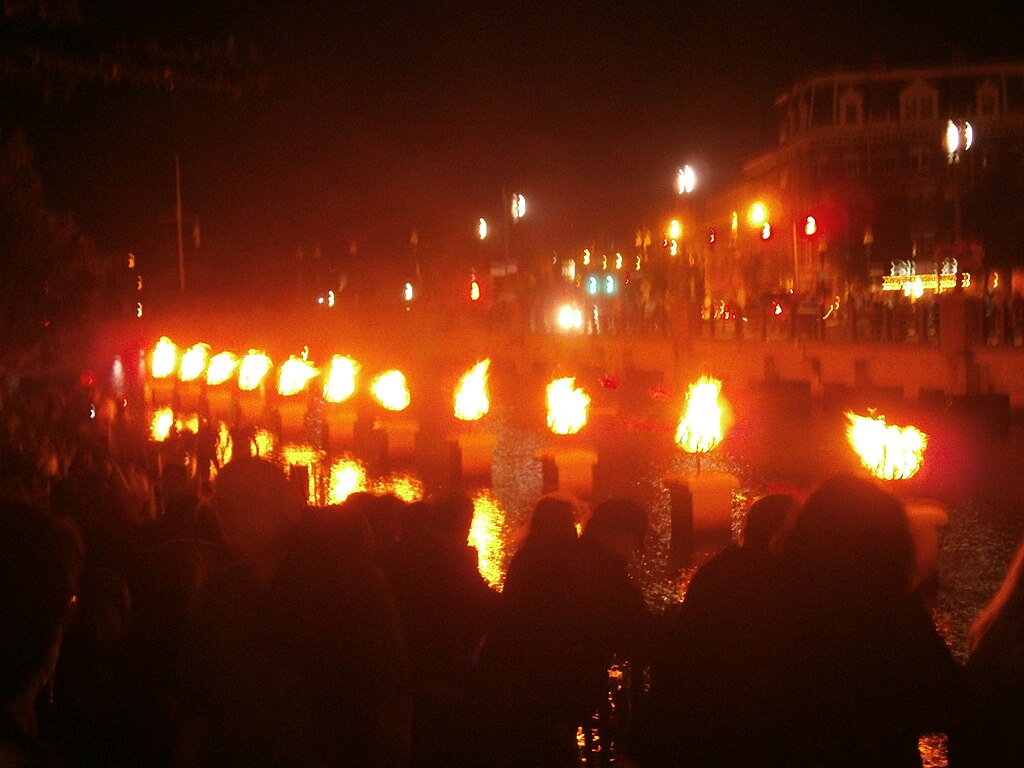 https://upload.wikimedia.org/wikipedia/commons/thumb/5/5f/WaterFire.JPG/1024px-WaterFire.JPG