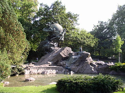 Le monument de l'UPU (Weltpostdenkmal), à Berne, est dû à René de Saint-Marceaux et a inspiré le logo de l'organisation.