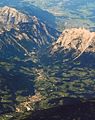 Der Pass Lueg als Engtal von Süden: Das Salzachtal zwischen Bischofshofen und Hallein, links das Hagengebirge, rechts das Tennengebirge