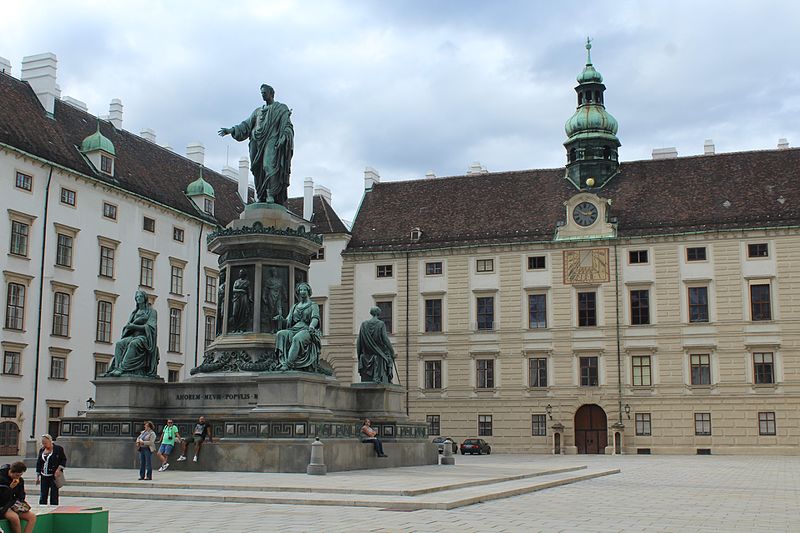 File:Wien-Innenstadt, Hofburg, Innenhof und Denkmal für Kaiser Franz I.JPG