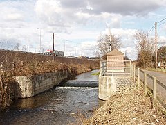 Wraysbury River, flow gauging station, and M25 - geograph.org.uk - 129997.jpg