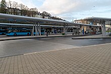 Der Busbahnhof, im Hintergrund das Empfangsgebäude des Bahnhofes