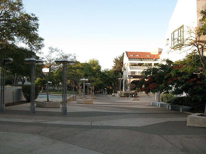 File:Yerushalayim street043.jpg