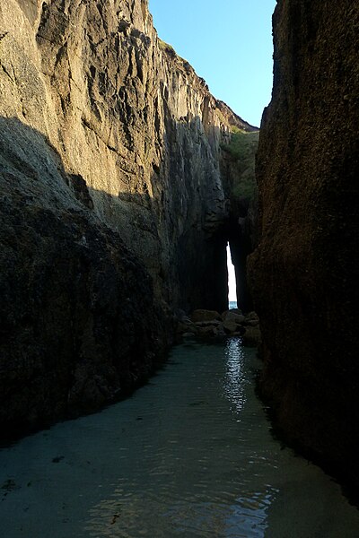 File:Zawn Pyg chasm and rock arch at Nanjizal beach August 2013.JPG