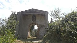 L'accès à l'église avec son portail