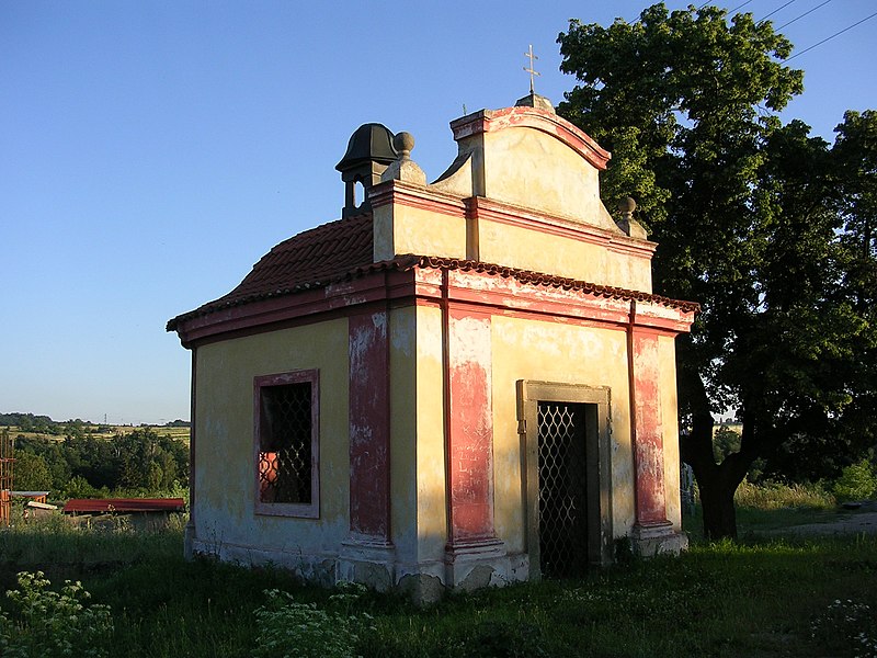 File:Únětice, kaplička poblíž sokolovny.jpg