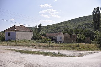 Сокак и куќи во средишниот дел на селото