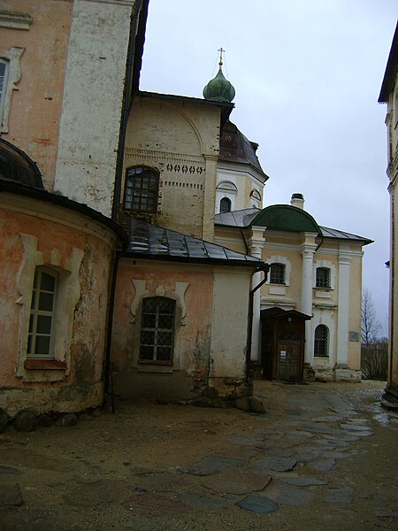 File:Восточная паперть, КБМ.jpg