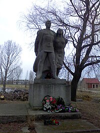 Памятник Неизвестному солдату в центре села
