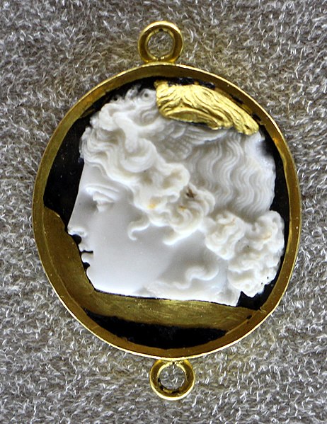 File:012 arte ellenistica, testa di medusa, III sec ac., restaurata in oro nel xv-xvi sec..JPG