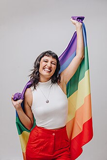 Vereadora Brisa Bracchi segurando uma bandeira LGBTI+