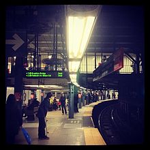 The severe concave platform curvature at 14th Street-Union Square requires gap fillers at regular intervals 14 St Union Sq IRT curvature vc.jpg