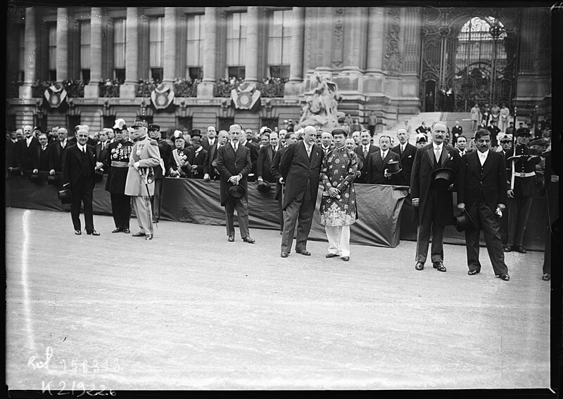 File:14 juillet 1931, les personnalités officielles dont l'empereur d'Annam Bao Dai, devant le Grand Palais.jpg