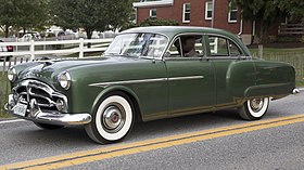 1951 Packard 200 Deluxe 4 kapılı Sedan 2401-2462, ön sol (Hershey 2019) .jpg
