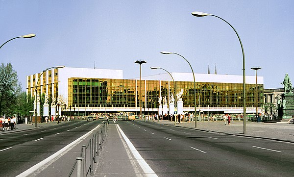 The front façade of the Palace of the Republic in 1986 from Unter den Linden