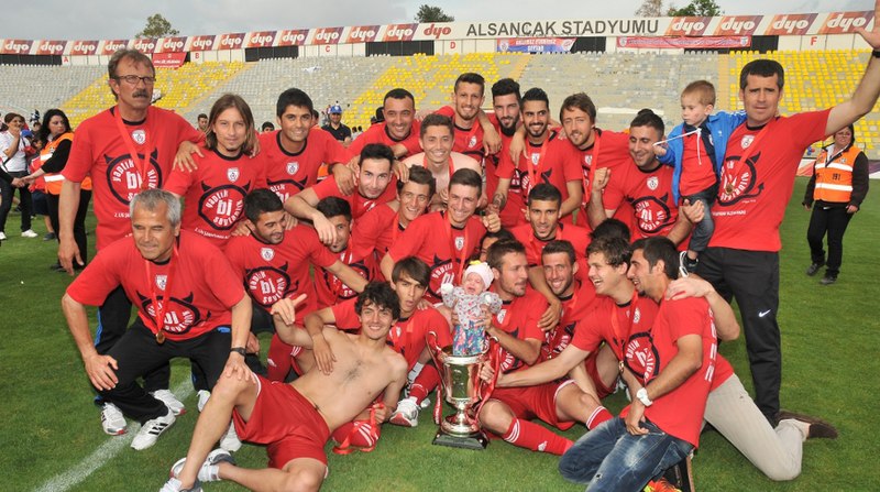File:2013-14 2. Lig Kırmızı Grup Şampiyonu Altınordu.jpg