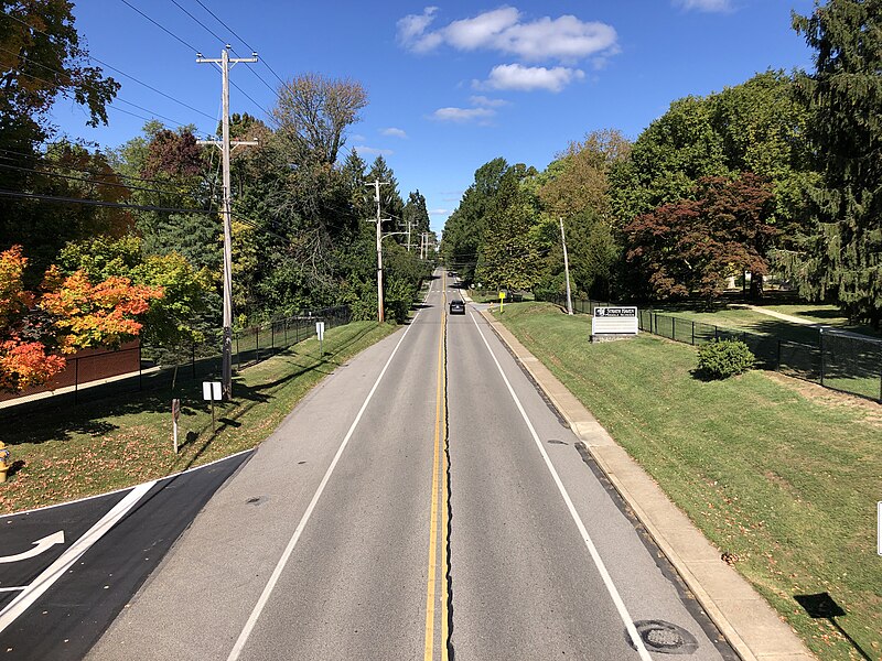 File:2022-10-08 12 09 47 View north along Pennsylvania State Route 252 (Providence Road) from the pedestrian overpass between Copples Lane and Stackhouse Lane in Nether Providence Township, Delaware County, Pennsylvania.jpg