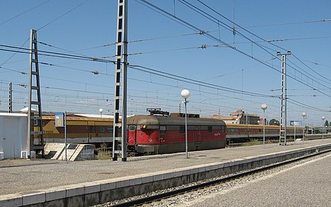 Tren basculante de la serie 443 de Renfe Operadora en la estación de Castejón de Ebro. 11-07-2008.