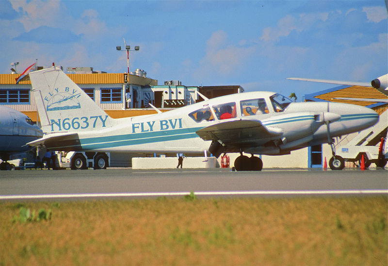 File:45bd - Fly BVI Piper PA-23-250 Aztec D; N6637Y@SXM;31.01.1999 (5409927447).jpg