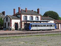 Andén y tren frente al edificio de pasajeros.