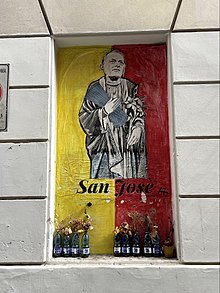 Ein Graffiti zu Ehren Jose Mourinhos mit dem Conference League Pokal, den er 2022 für den AS Rom gewann