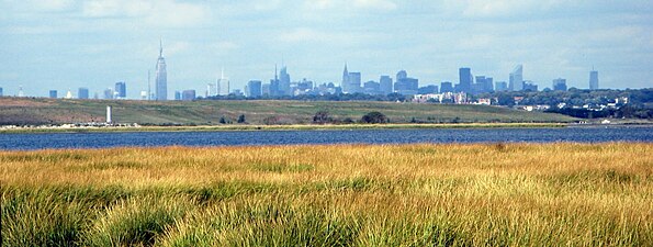 Manhattans stadssiluett sett från Jamaica Bay