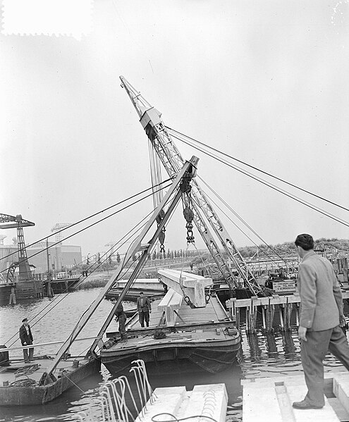 File:Aanbouw nieuwe brug Klaprozenweg Noord Amsterdam , plaatsing beton overspanning, Bestanddeelnr 906-6022.jpg