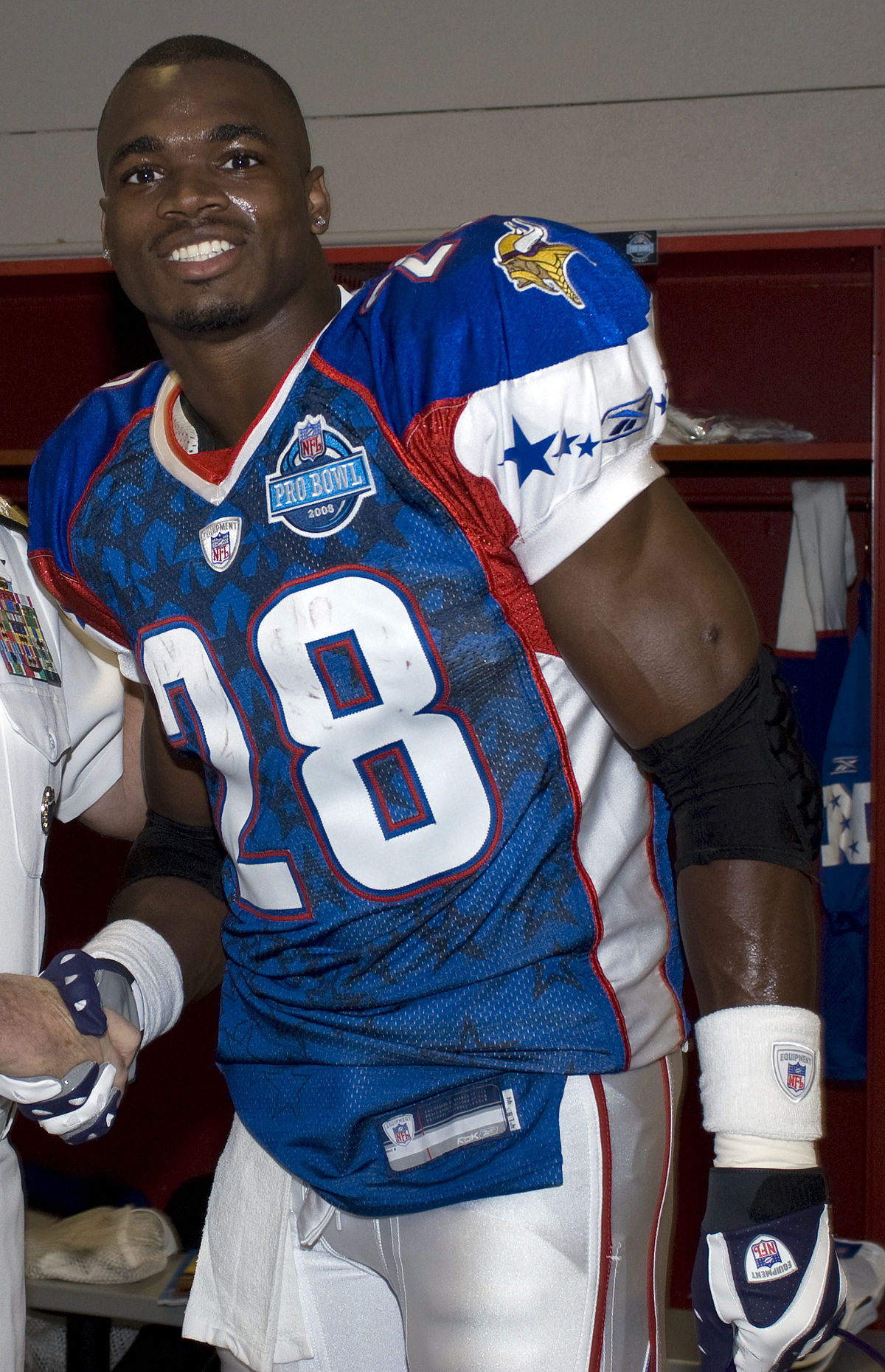 File:Adrian L. Peterson before 2008 Pro Bowl.JPEG - Wikimedia Commons