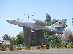 Flugzeugdenkmal in Tokmok