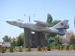 Sovjetiskt monument med ett Iljusjin Il-28 bombplan i centrala Tokmok.