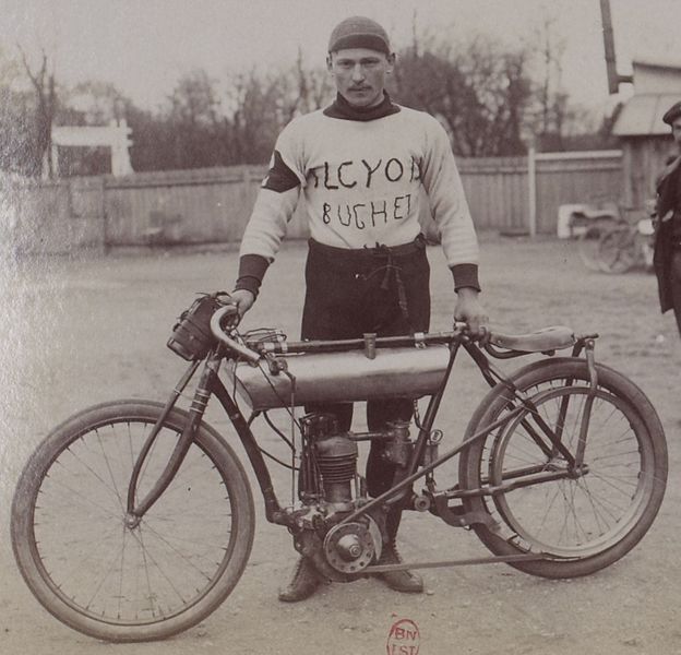 File:Alessandro Anzani (sur Alcyon I), vainqueur en 1905 de la coupe Hydra.jpg