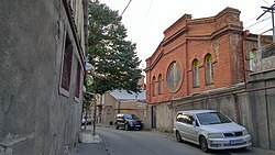 Tumanyan straat.  Rechts - gevel van de synagoge