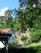 Burgfelsen Altenhaus. Davor Häusl zu Altenhaus