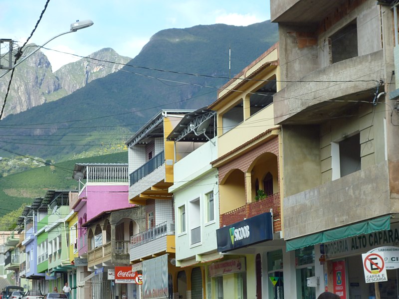 File:Alto Caparaó MG Brasil - Principal Avenida da Cidade, Pico da Bandeira - panoramio.jpg