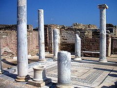 El impluvium del peristilo con columnas de orden jónico y pavimento de mosaico.