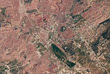 Satellitenfoto. Die Himmelsrichtungen sind gegenüber der in Landkarten üblichen Nordorientierung um ca. 135 Grad nach links gekippt, d. h. die linke untere Ecke zeigt in etwa nach Norden.